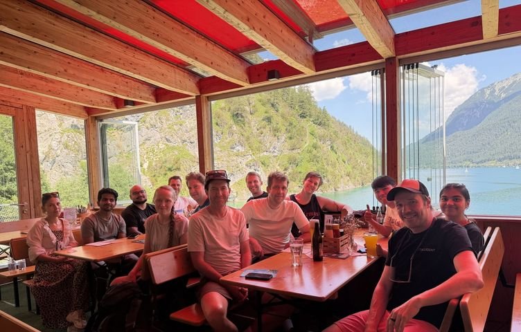 Das Edtelligent-Team in einer Berghütte am See