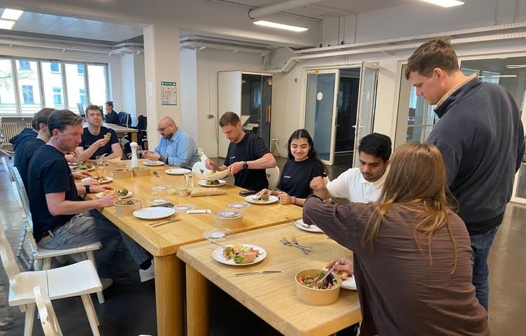 Gemeinsames Mittagessen im Edtelligent-Office